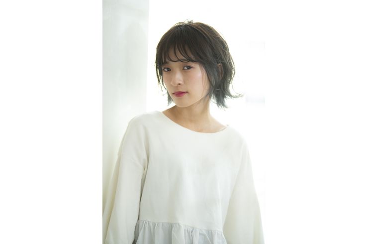 丸顔　ショート　外ハネ　くびれ